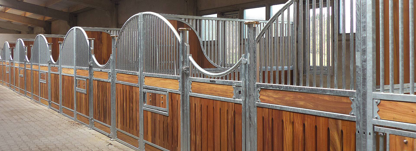 DÉCOUVREZ L'AMÉNAGEMENT D'ÉCURIE PARFAIT POUR VOS CHEVAUX : CONFORT ET EFFICACITÉ UNIQUES