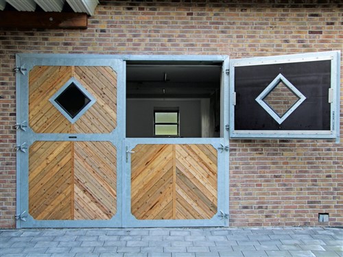 Porte d'écurie aspect chevrons, 240 Lx3000 H cm,