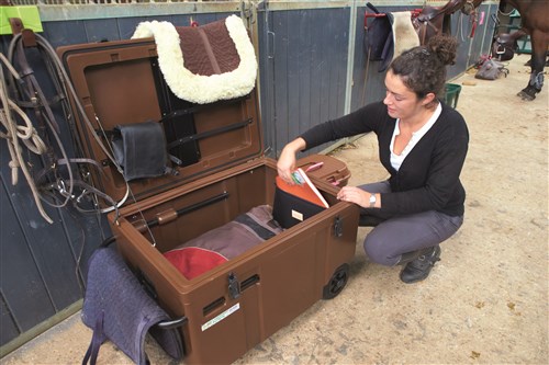 Malle horizontale roulante pour chevaux de selle marron